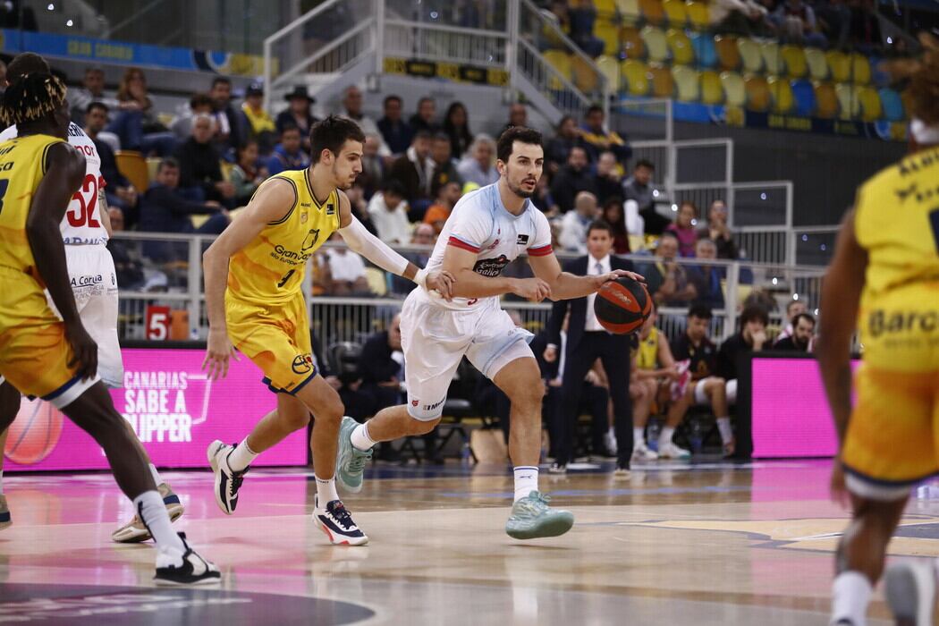 Leo Westerman, con el balón, en el partido disputado en el Gran Canaria Arena