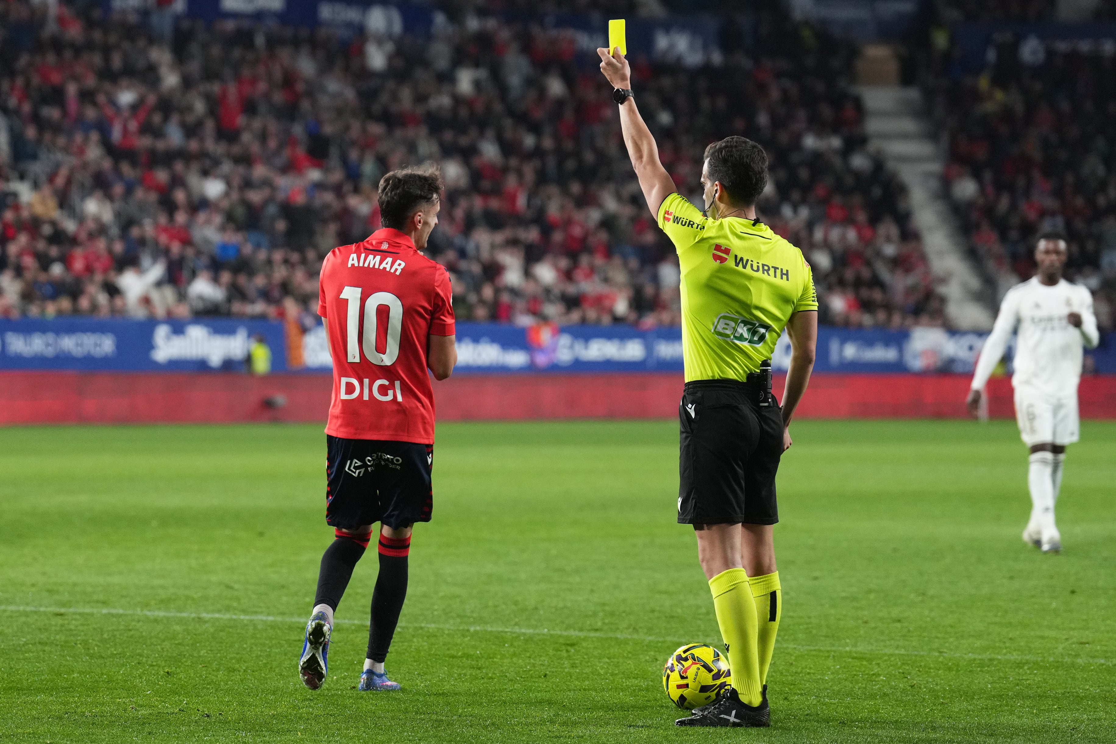 Alejandro Quintero González saca amarilla a Aimar Oroz