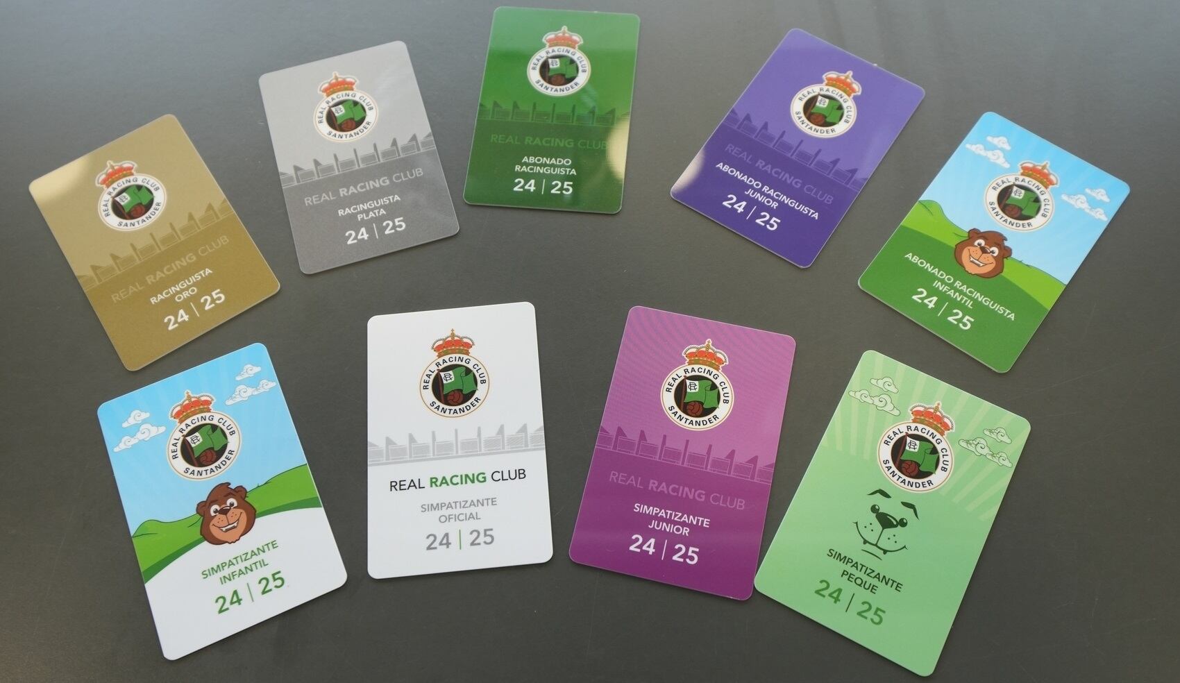 Los carnets de socio del Racing de esta temporada.
