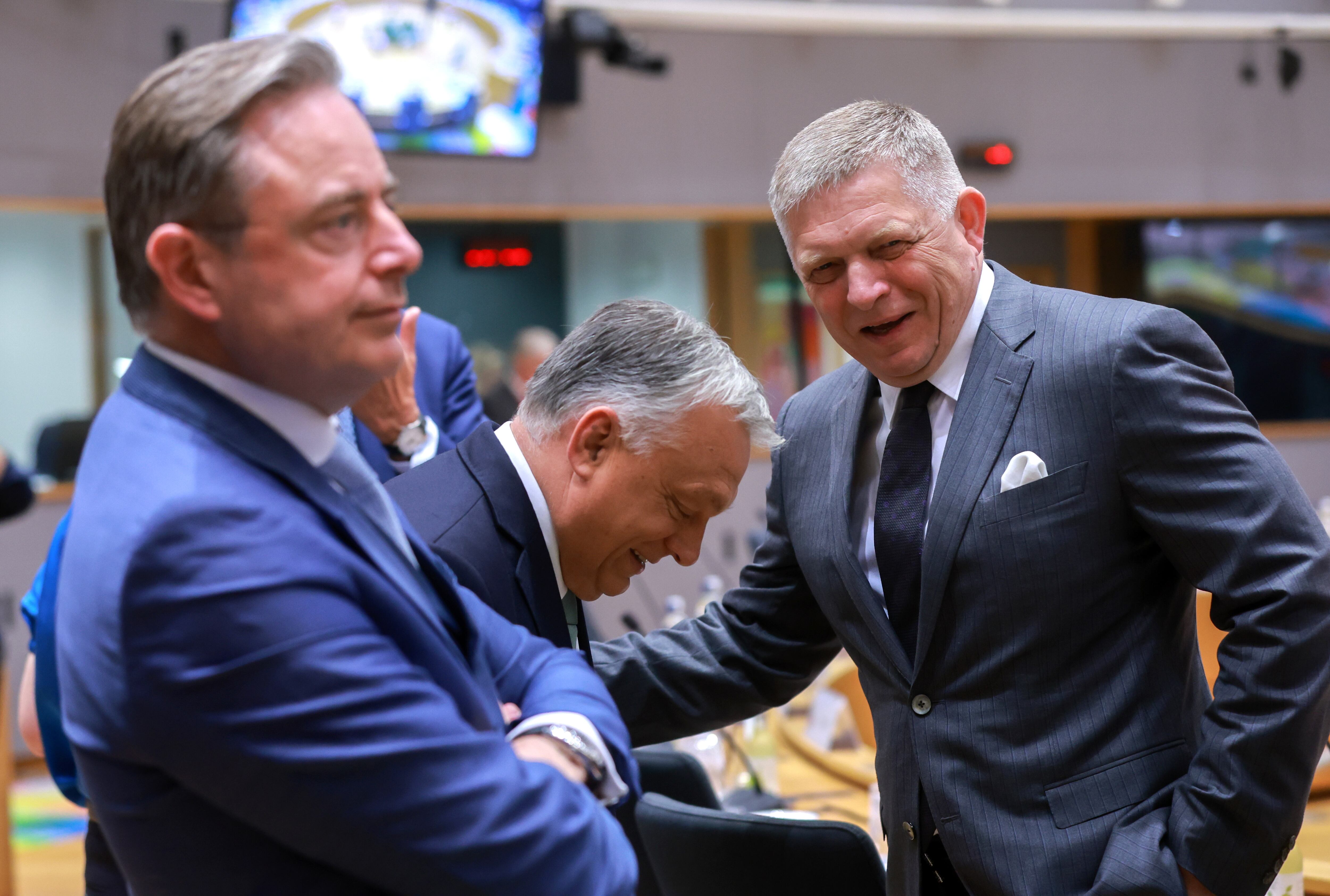El primer ministro belga, Bart De Wever, el primer ministro húngaro, Viktor Orbán, y el primer ministro eslovaco, Robert Fico, durante la cumbre de líderes europeos celebrada en Bruselas.  EFE/EPA/OLIVIER HOSLET