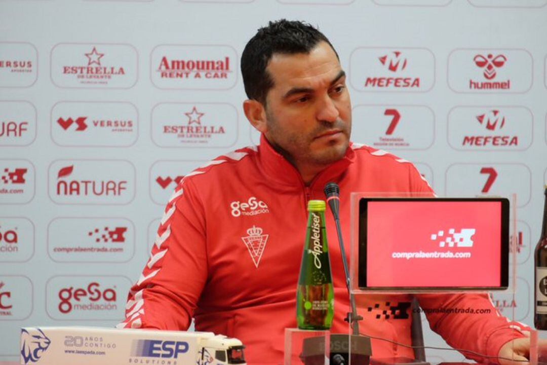 Adrián Hernández en la sala de prensa del Estadio Enrique Roca de Murcia