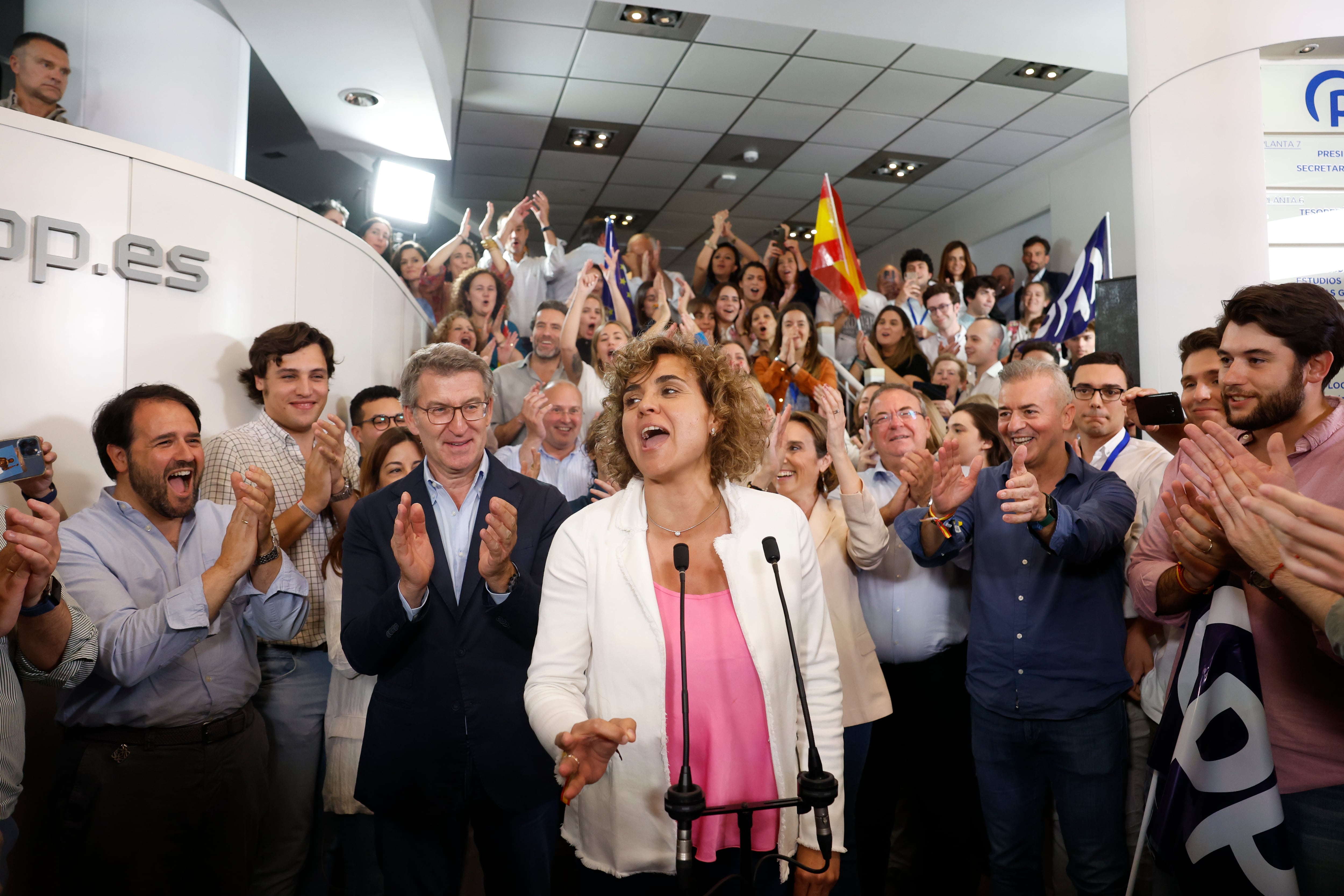 La cabeza de lista del PP a las elecciones europeas, Dolors Montserrat, junto al líder del PP, Alberto Núñez Feijóo, celebran los resultados de las elecciones europeas