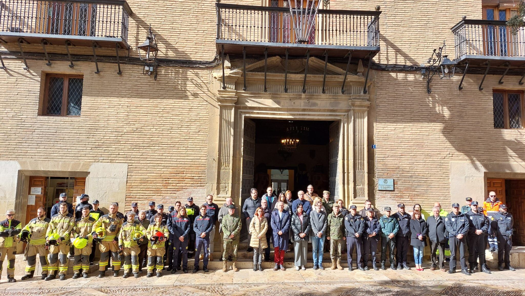 Concentración, con los bomberos, a las puertas del Ayuntamiento de Huesca