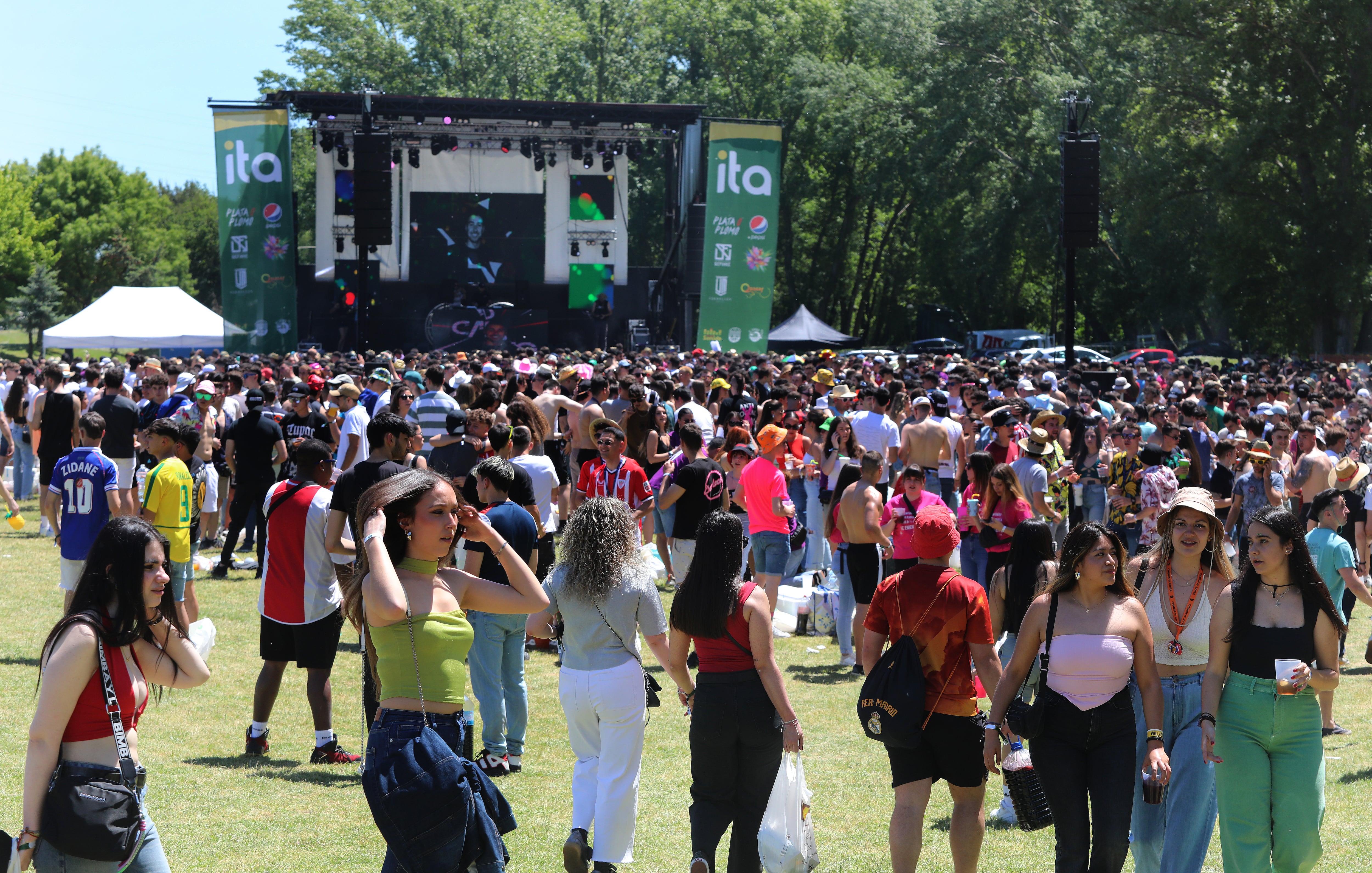 Miles de jóvenes de la Comunidad se dan cita en el parque Ribera Sur de la capital palentina para celebrar la ITA, una de las fiestas universitarias más populares de la región