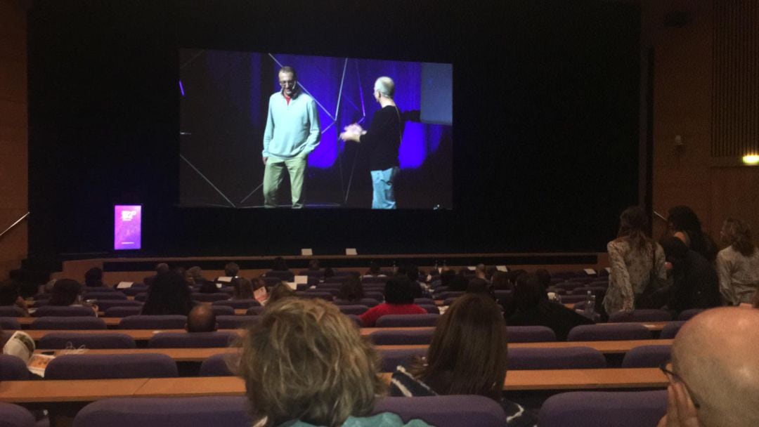 Asistentes al congreso presenciando las conferencias desde una sala anexa