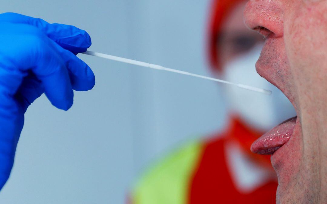 A health care worker performs a fast PCR test