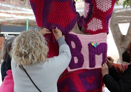 Veinte vecinas de Beniel (Murcia) decoran colegios e institutos con ganchillo para visibilizar el 8M.