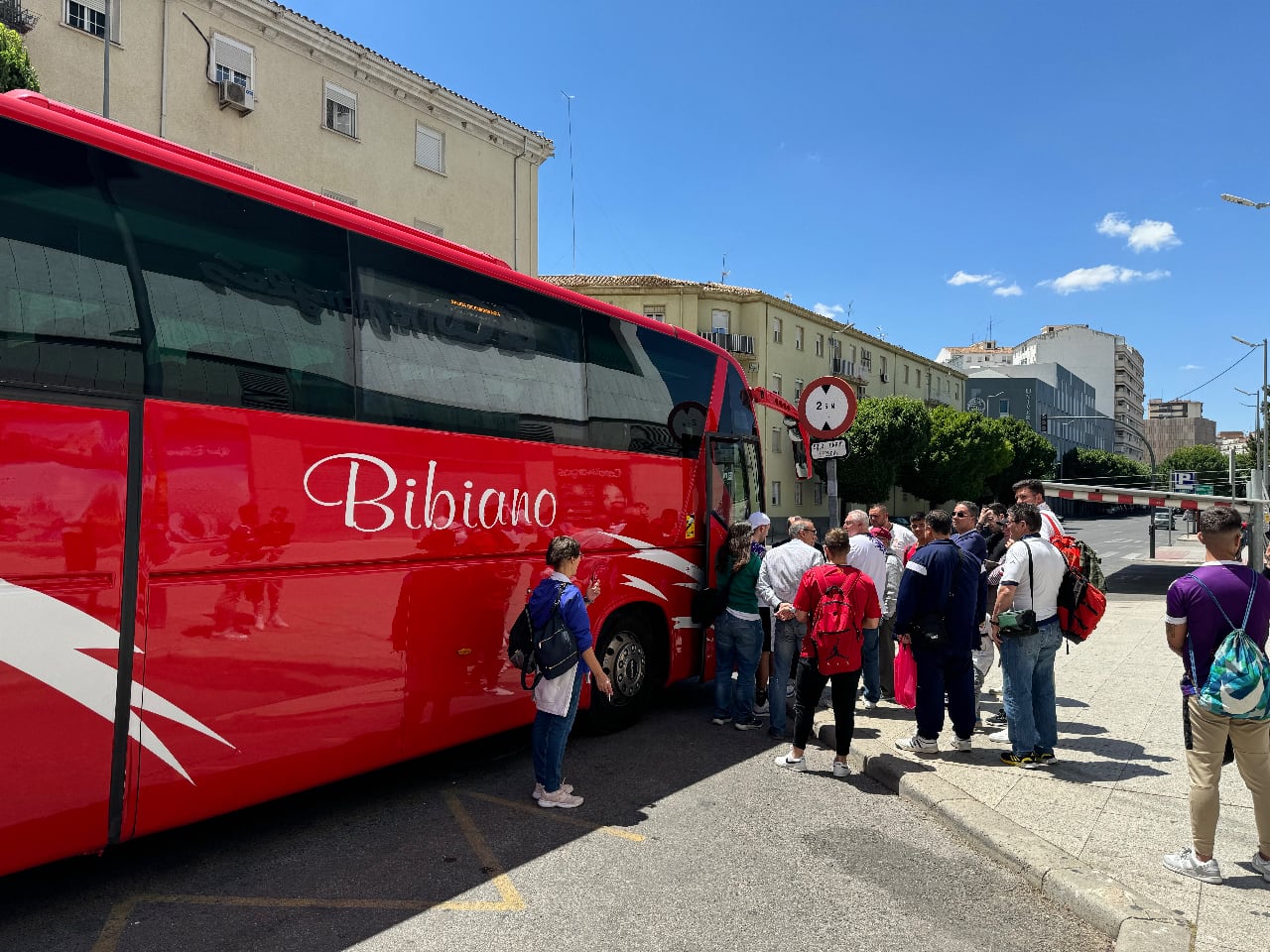 Aficionados del Real Jaén se suben al autobús para ir a Torre del Mar, primera eliminatoria de la fase de ascenso a Segunda RFEF.