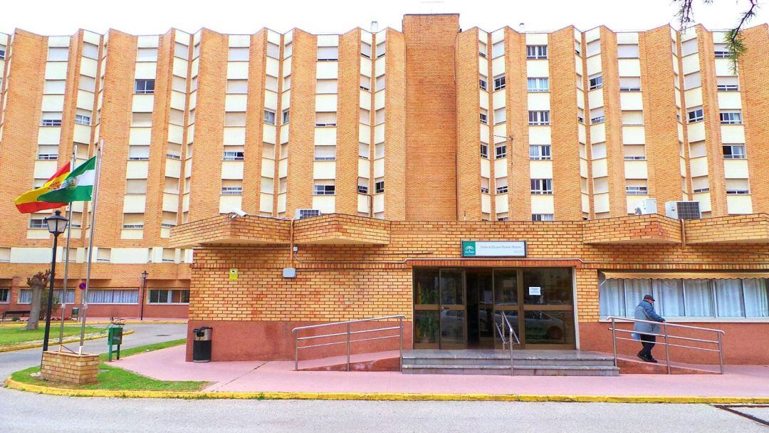 Fachada de la residencia de mayores de La Granja en Jerez