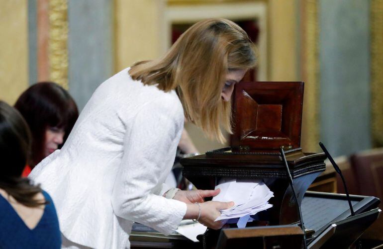 La presidenta de la cámara, Ana Pastor, sostiene unos votos durante el pleno del Congreso de los Diputados.