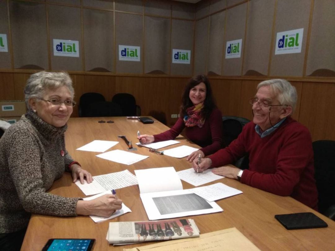 De izquierda a derecha, Esperanza Alcaide, Beatriz Hóster y Antonio Rodríguez Almodóvar, jurado del XIX Concurso de Literatura Infantil de Radio Sevilla &#039;Palabras para la Navidad&#039;