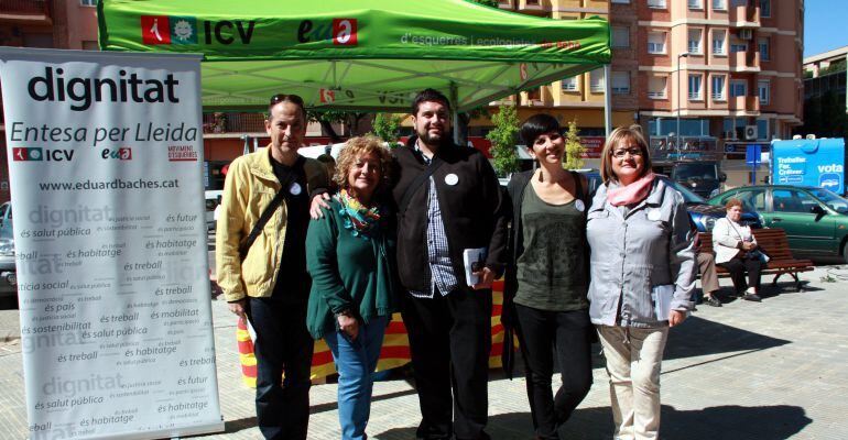 El candidat de l'ICV-EUiA-MES a l'alcaldia de Lleida, Eduard Baches, amb altres membres de la candidatura, en un acte de campanya