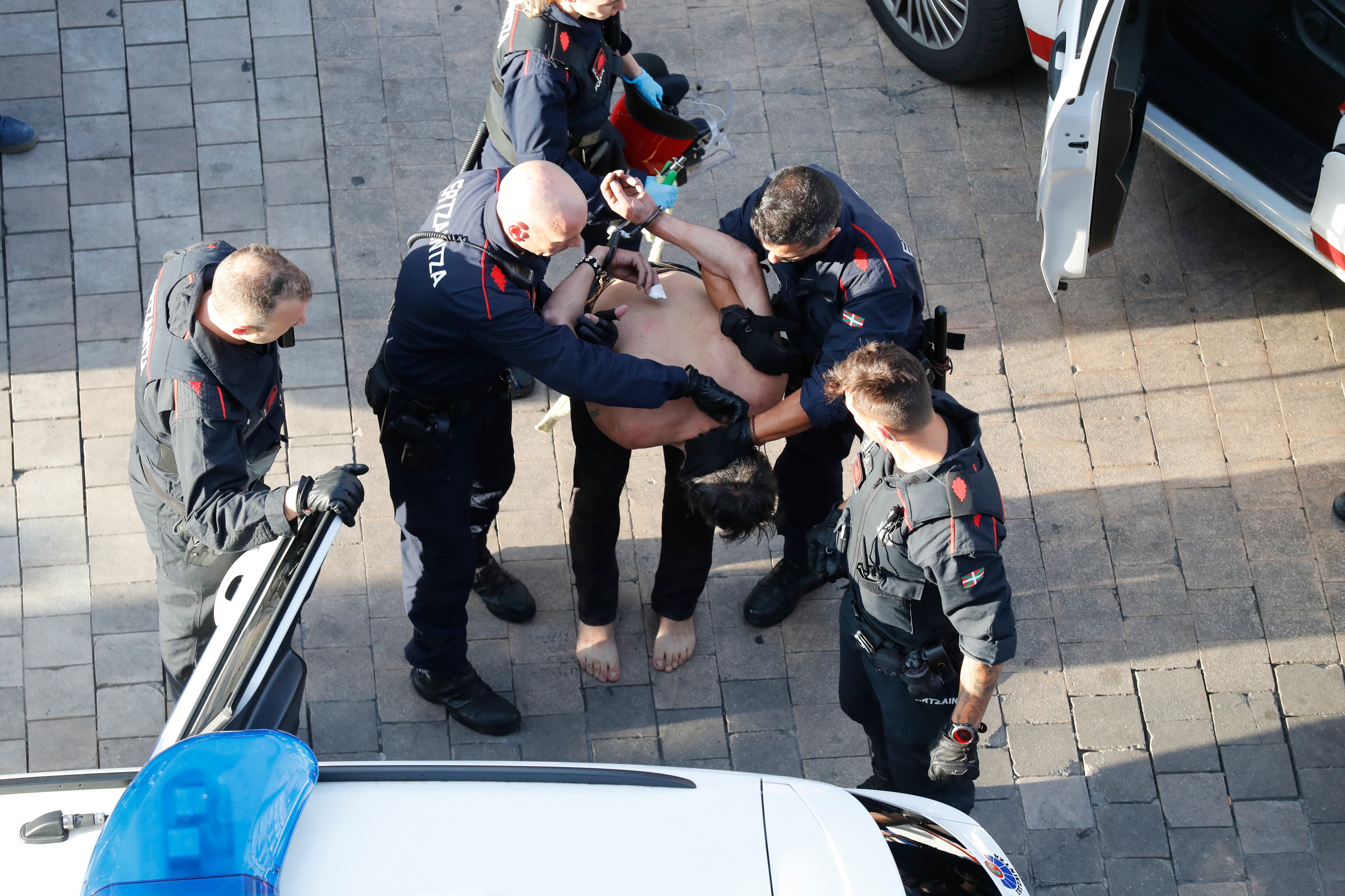 El hombre que se había atrincherado en su piso en el Casco Viejo de Vitoria es arrestado por agentes de la Ertzaintza, este domingo en Vitoria. La Ertzaintza ha desalojado el edificio por precaución, ya que el hombre portaba un hacha y ha llegado a amenazar con quemar la vivienda.