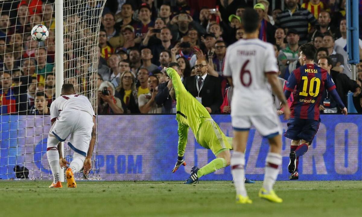 Neuer no puede hacer nada para evitar el primer gol del argentino.