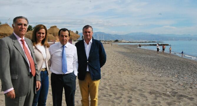 La Consejera de Medio Ambiente, Marçia Jesús Serrano, en su visita al chiringuito Servando en Guadalmar