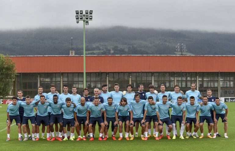 GRA086 BILBAO, 02/07/2015.-La plantilla del Athletic de Bilbao ha celebrado hoy su primer entrenamiento de la temporada 2015-2016, con la incorporación de nuevos jugadores como Bóveda, Elustondo y Eraso. EFE/MIGUEL TOÑA