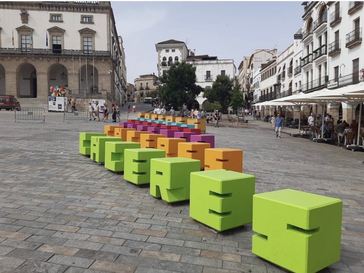 Letras de Cáceres expuestas provisionalmente en la Plaza Mayor, junto a las originales