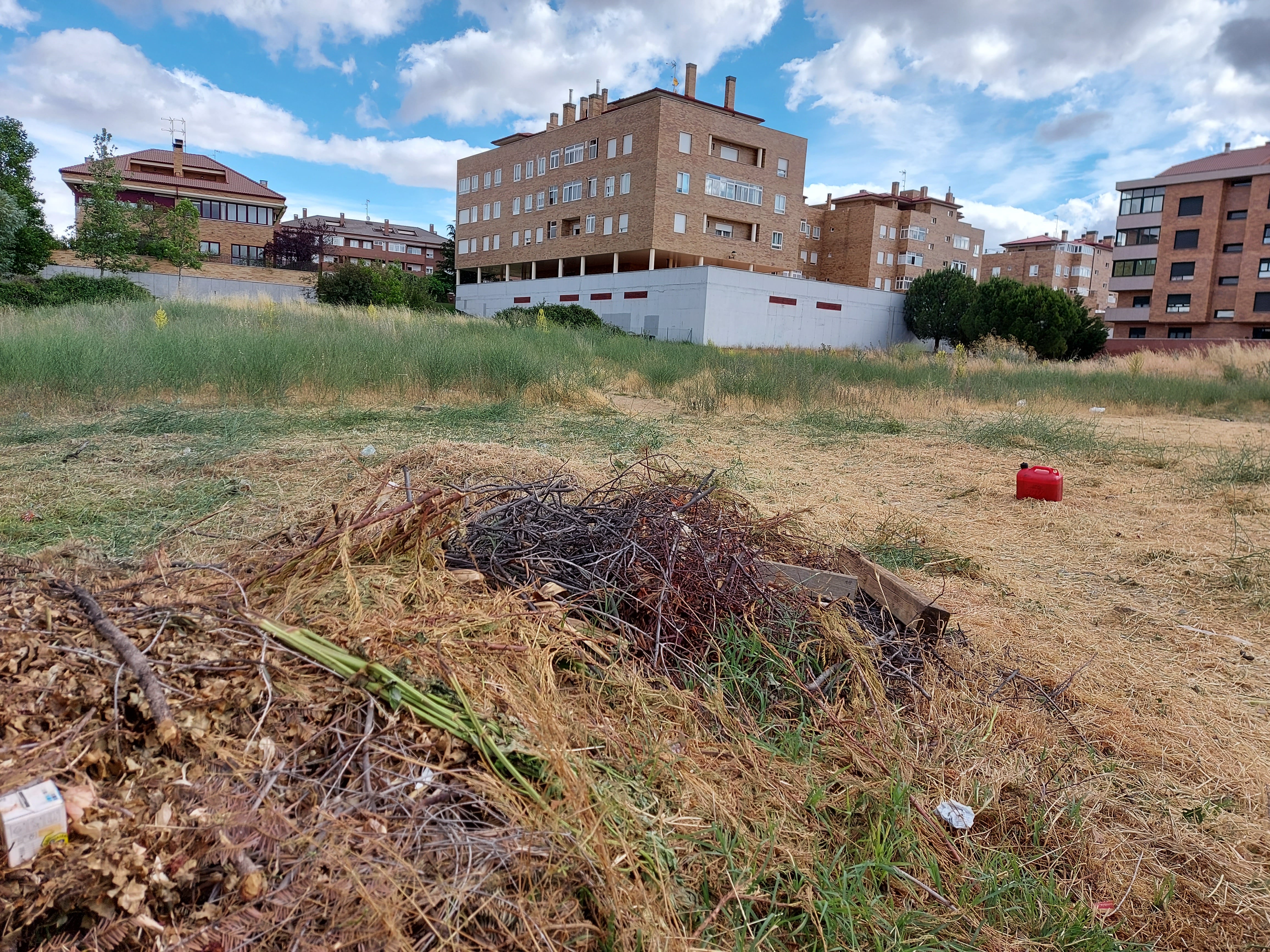 Una de las parcelas que están siendo desbrozadas estos días