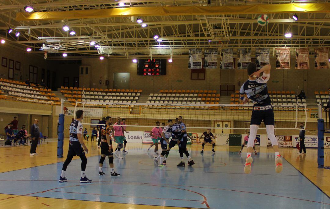 Adrián Olalla, al saque, en el duelo ante Barça.