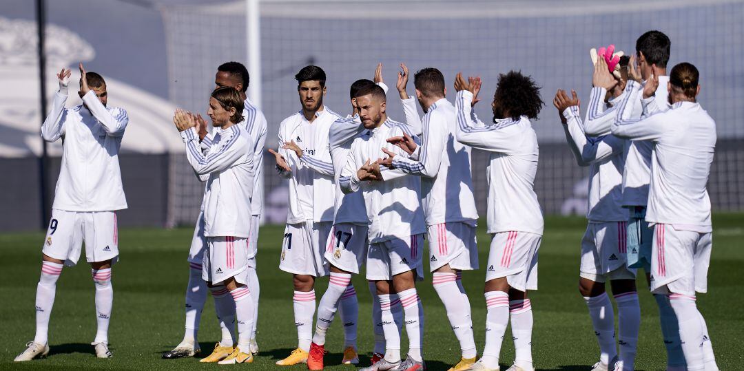 Los jugadores del Real Madrid, antes del comienzo del partido ante el Huesca
