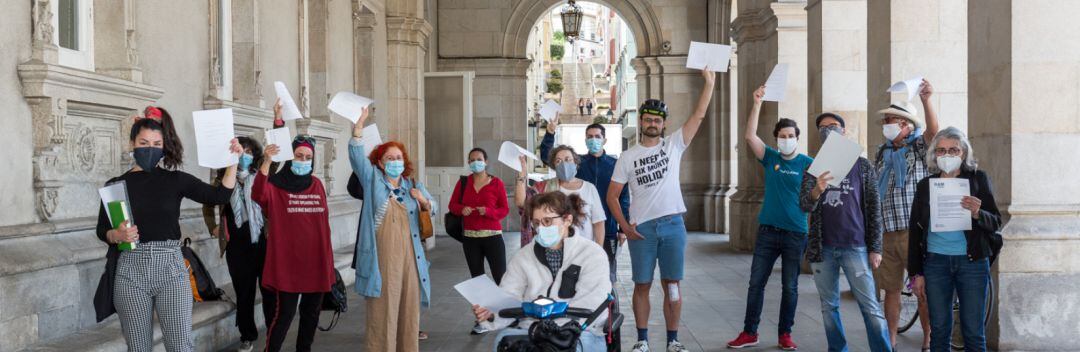 Grupo de apoyo muto de A Coruña frente al ayuntamiento