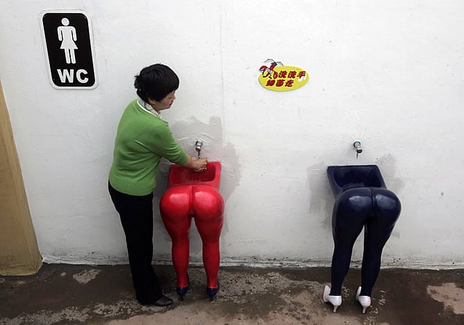 Una mujer se lava las manos en el baño del primer parque temático sobre sexo de China