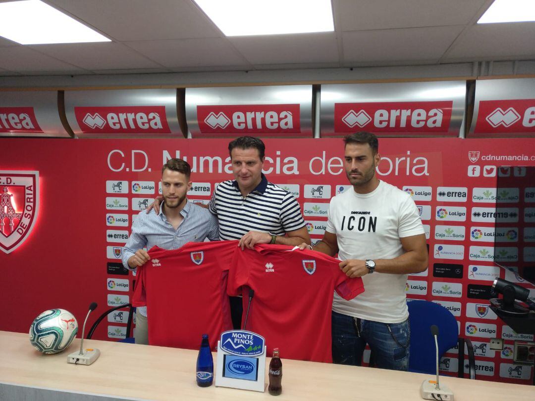 Iván Calero y Néstor Albiach, junto a César Palacios.