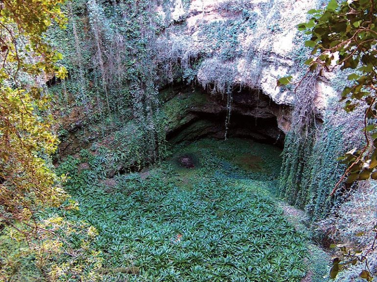 Vista de la sima de los Aines, situada en la localidad zaragozana de Grisel. 