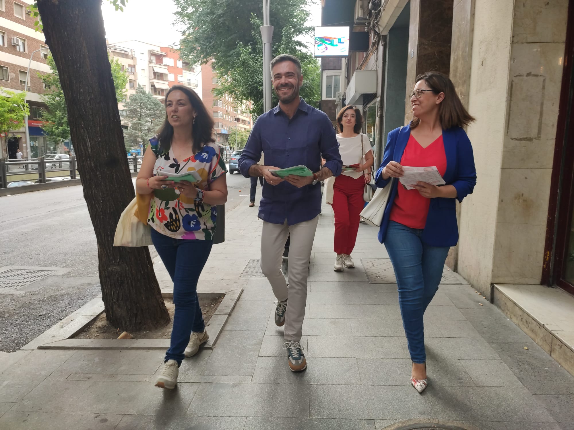 Felipe Sicilia, portavoz federal del PSOE, rodeado de las socialistas Mercedes Gámez y África Colomo durante un reparto electoral en Jaén capital