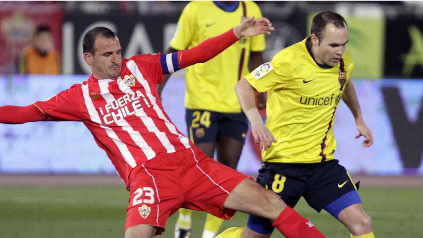 Fernando Soriano y Andrés Iniesta en un Almería-FC Barcelona en el Estadio Mediterráneo.