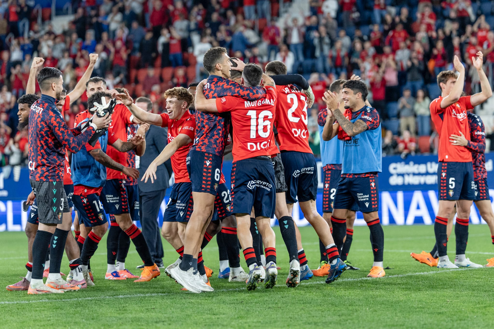 La plantilla de Osasuna celebrando la última victoria en el Sadar ante el Getafe