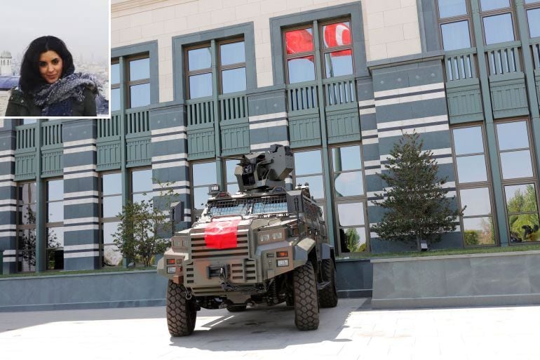 En la imagen superior, Beatriz Yubero. En la imagen central, un vehículo policial armado frente al palacio presidencial de Ankara