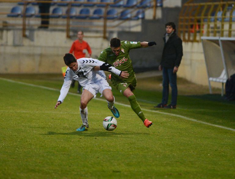 Cristóbal pugna por un balón en el partido de ida