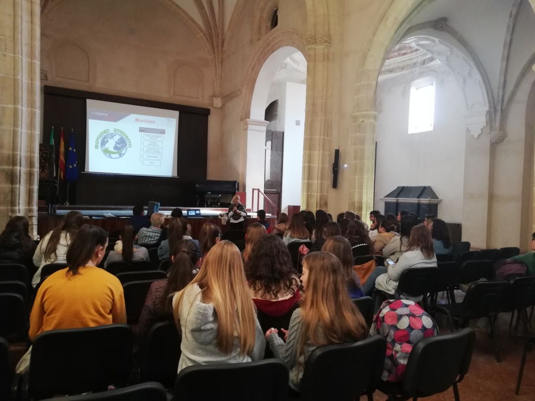 Los alumnos han recibido la información en la capilla del convento, por donde han pasado durante toda la mañana