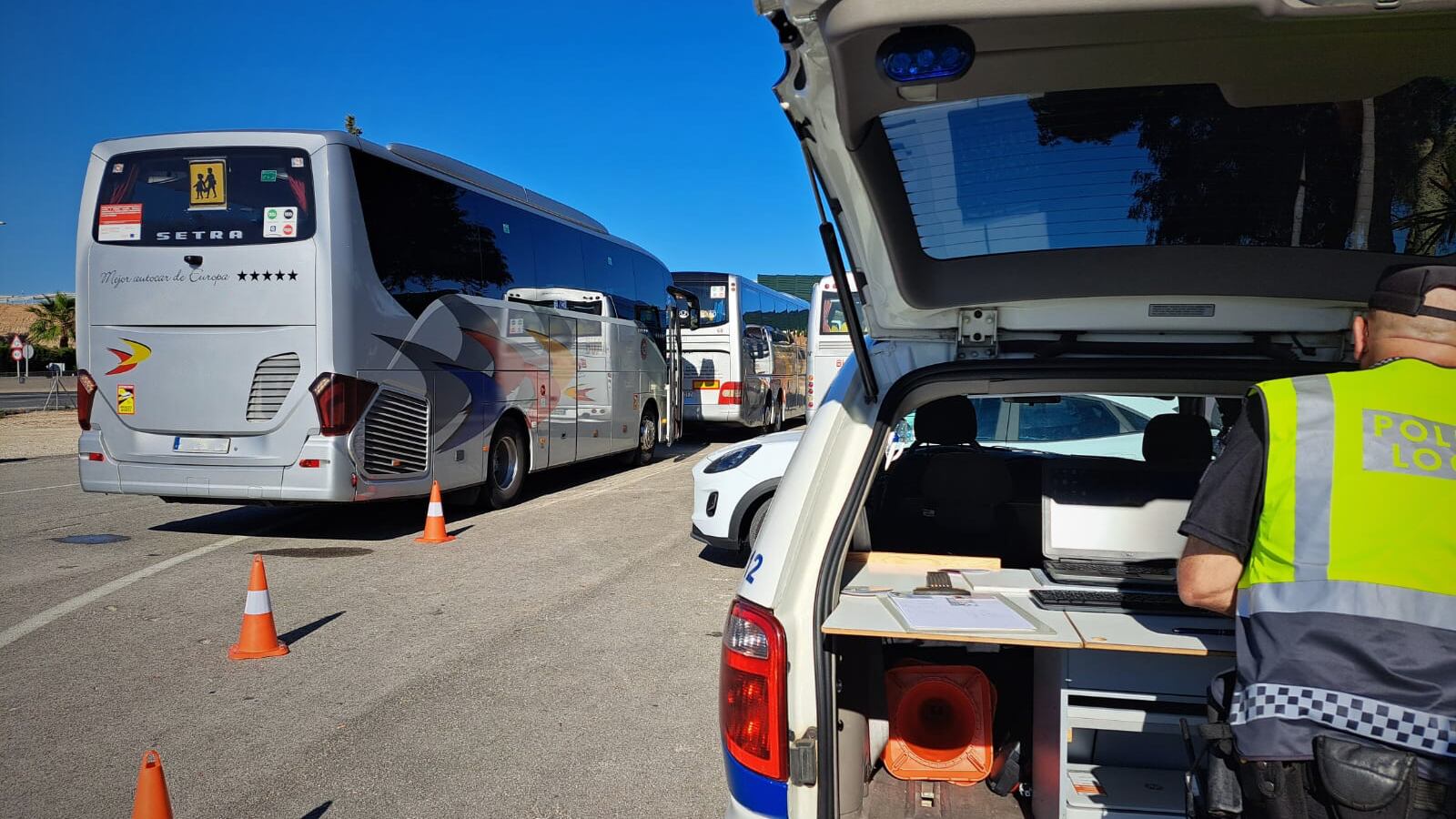 Control de autobuses escolares por parte de la Policía Local de Elche