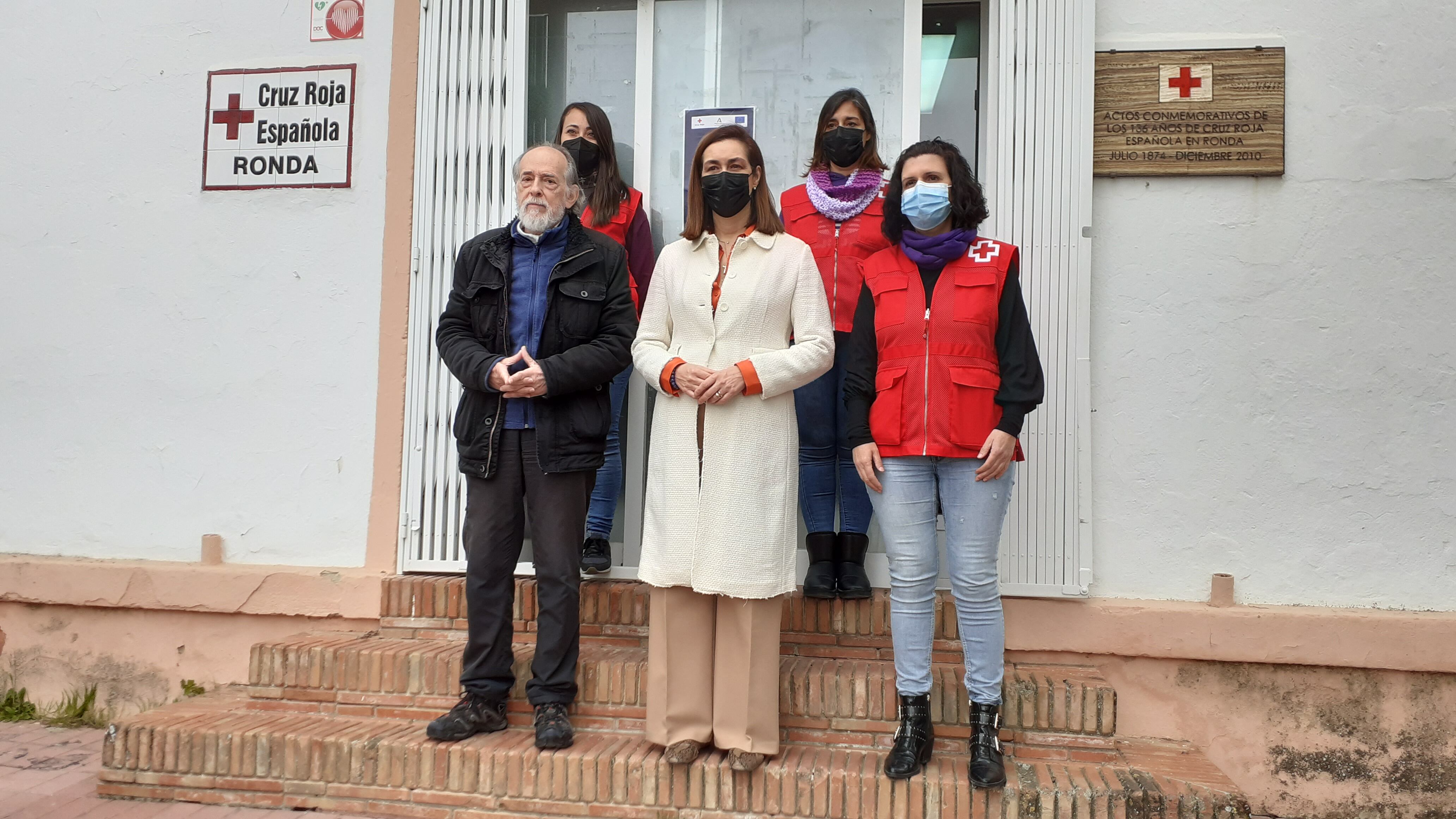 El presidente de Cruz Roja Ronda, junto a la concejal de Asuntos Sociales y trabajadores de la ONG, a las puertas de su sede. (ARCHIVO)