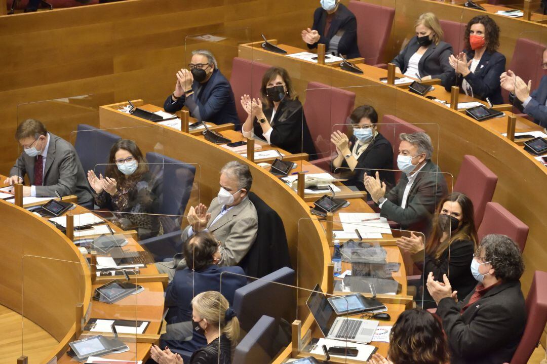 22-12-2021 Ximo Puig, Mónica Oltra y otros miembros del gobierno valenciano en el pleno de presupuestos en Les Corts 