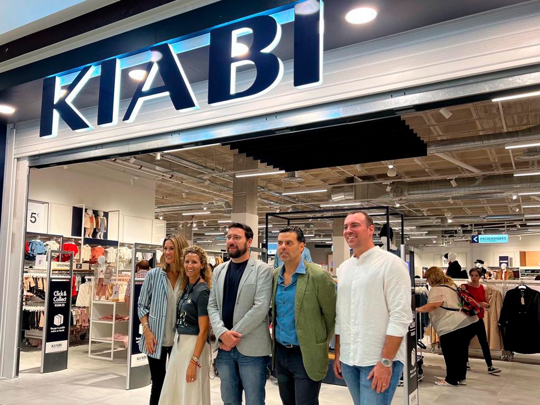 Imagen de la inauguración de Kiabi con la presencia del vicealcalde de Alcoy, Àlex Cerradelo