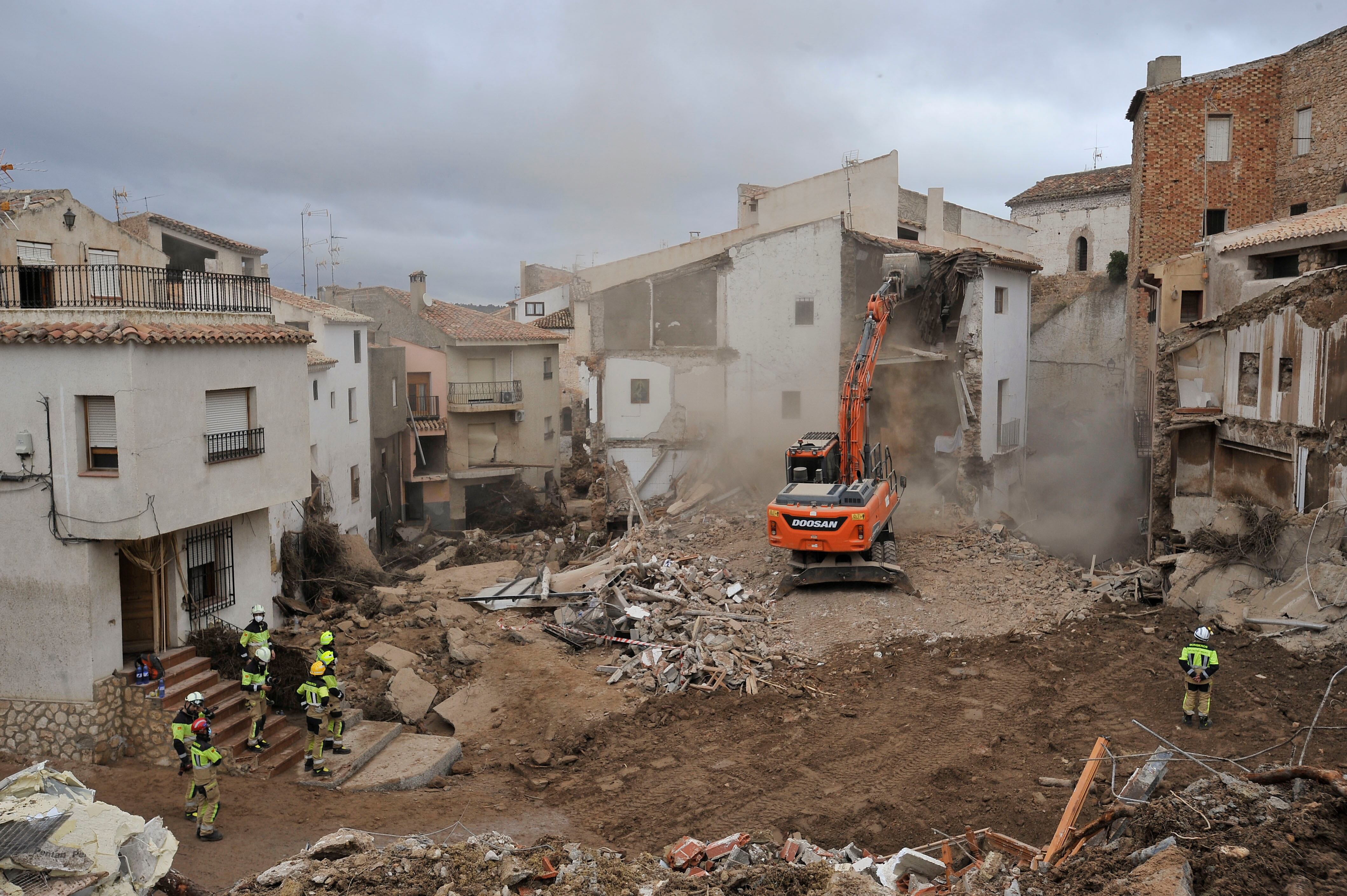 -FOTODELDÍA- LETUR (ALBACETE), 03/11/2024.- Nuevo derribo de un edificio afectado por la riada en Letur, en la provincia de Albacete, este domingo. El cuerpo sin vida que esta mañana ha sido encontrado en Letur es el de Antonia, una vecina de unos 70 años que desapareció el martes arrastrada por la riada junto a parte de su vivienda. El cuerpo de la mujer ha sido hallado a unos 12 kilómetros de la localidad, cinco de rambla más siete kilómetros adentro en el río Segura, en una zona de &quot;muy difícil acceso&quot; hasta la que han tenido que pasar en lancha a la autoridad judicial para el levantamiento del cadáver. EFE/ Manu
