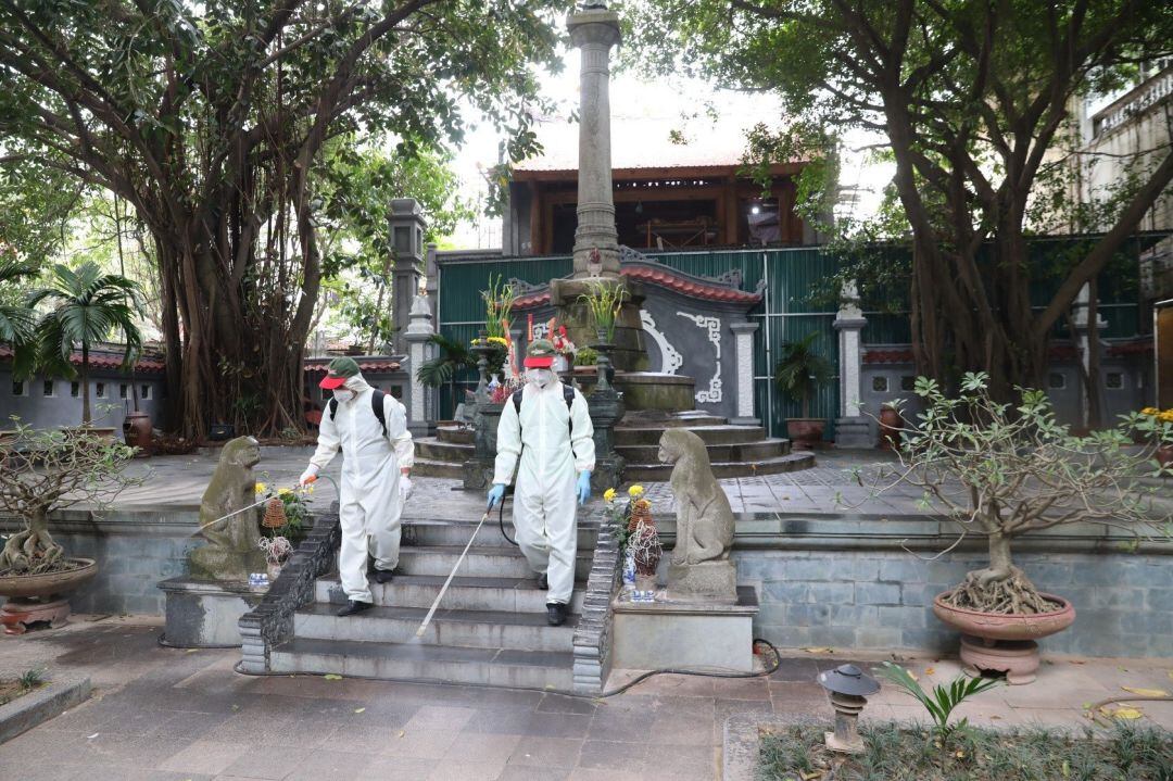 Equipo de desinfección en un parque de Hanoi, en Vietnam