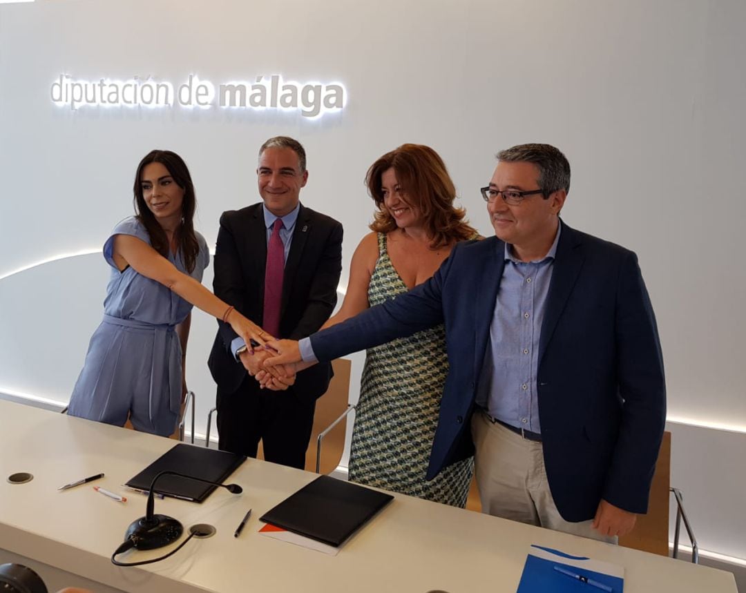 Momento de la firma del acuerdo PP - Cs en la Diputación de Málaga