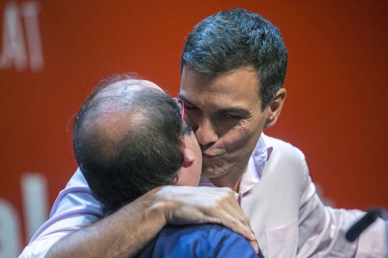 El líder del PSOE, Pedro Sánchez, saludando al primer secretario del PSC, Miquel Iceta