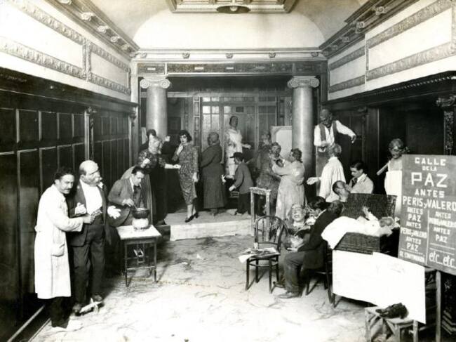 Taller fallero improvisado por el Círculo de Bellas Artes para la construcción de la falla de la calle de la Paz.