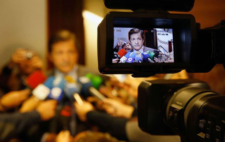 Javier Fernández atiende a los medios de comunicación en los pasillos de la Junta General durante la última sesión del Debate del Estado de la Región.