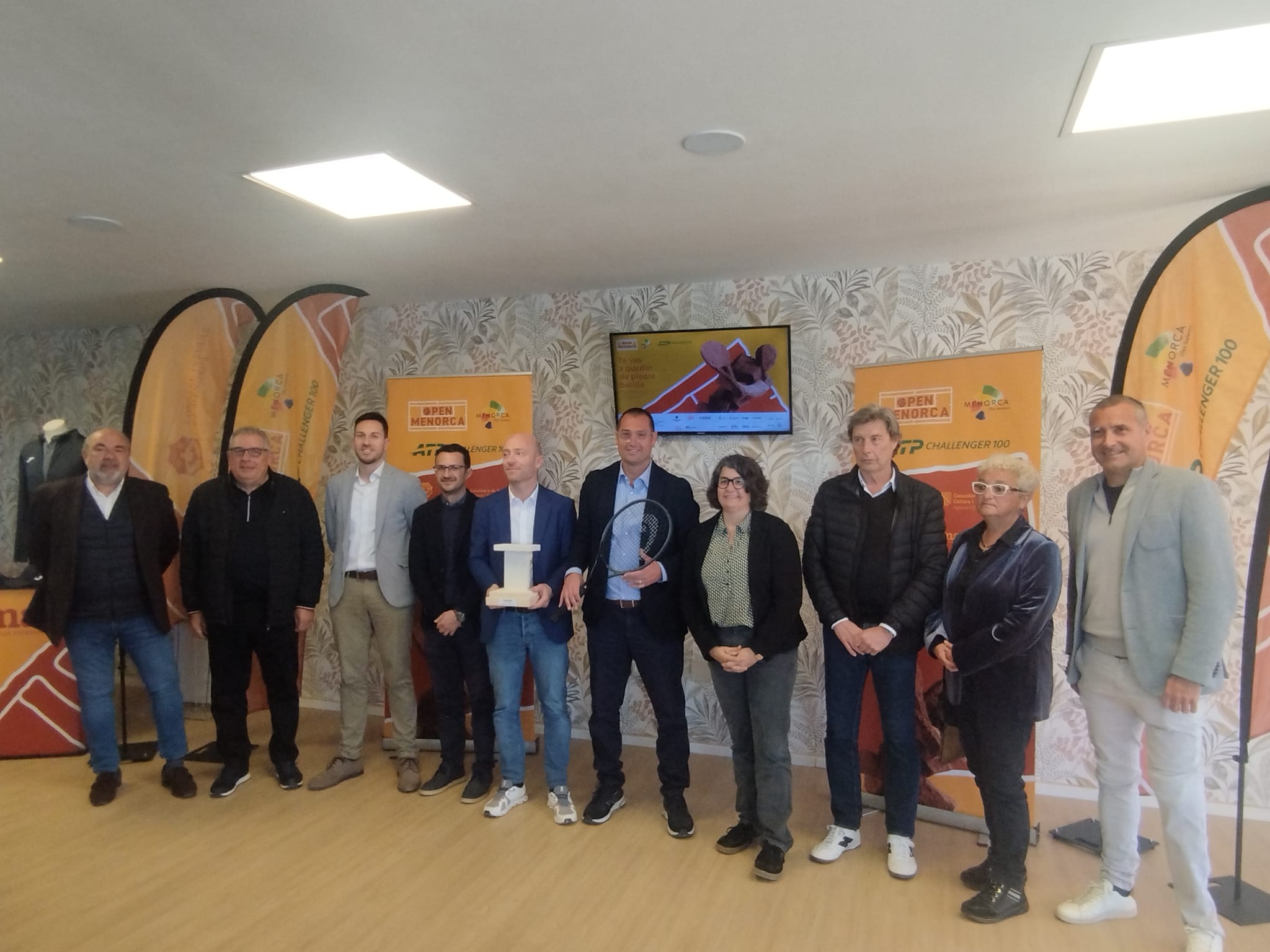 Els organitzadors del II Open Menorca posen amb el guardó que s'entregarà al campió.