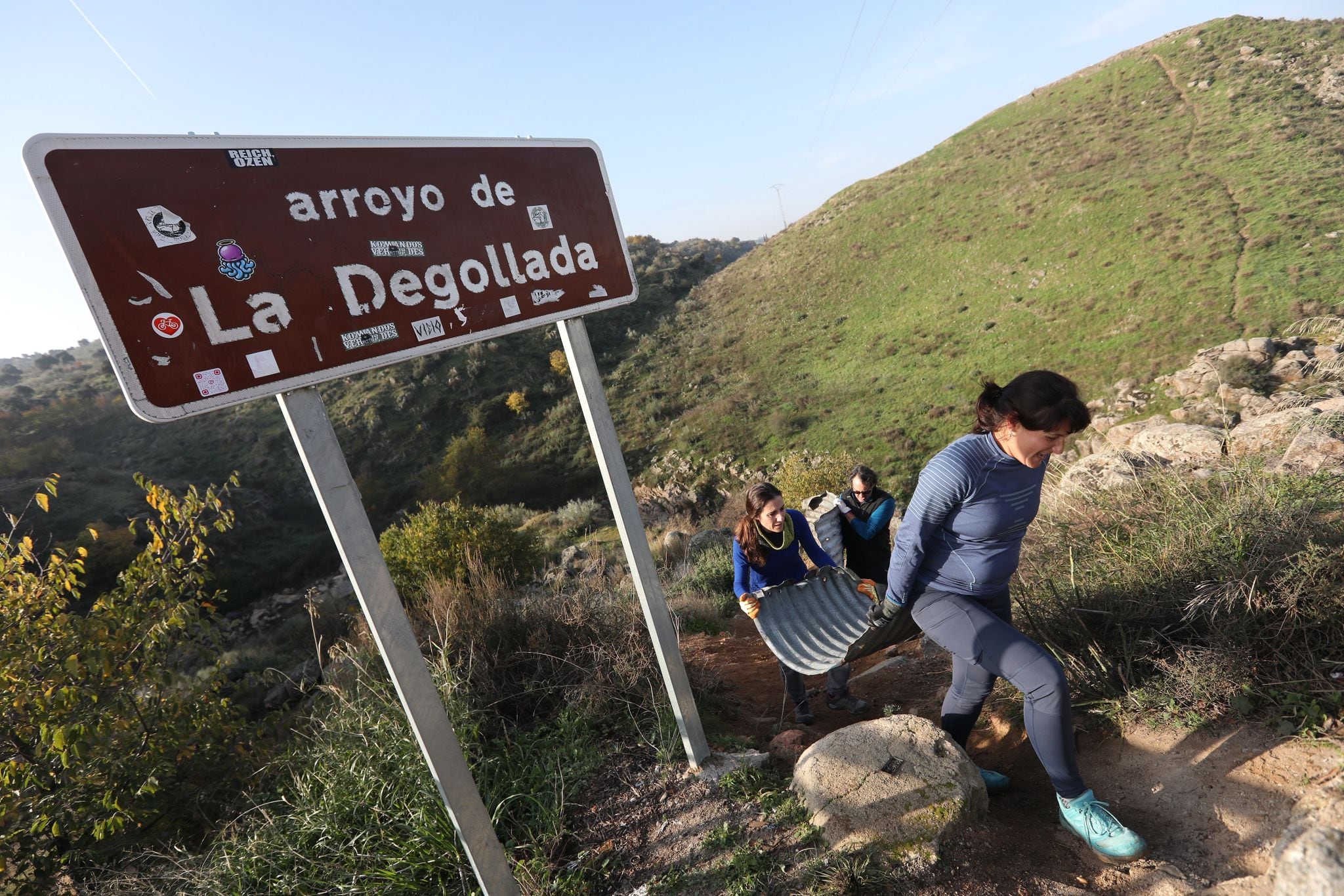 Jornada de &#039;basuraleza&#039; en los rodaderos del Valle organizada por el Club Cota 800