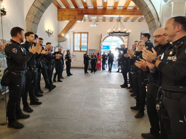 Aplausos de sus compañeros a los agentes reconocidos