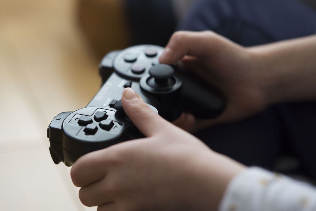 Un &#039;gamer&#039; es electrocutado por un rayo mientras jugaba a videojuegos con su consola.