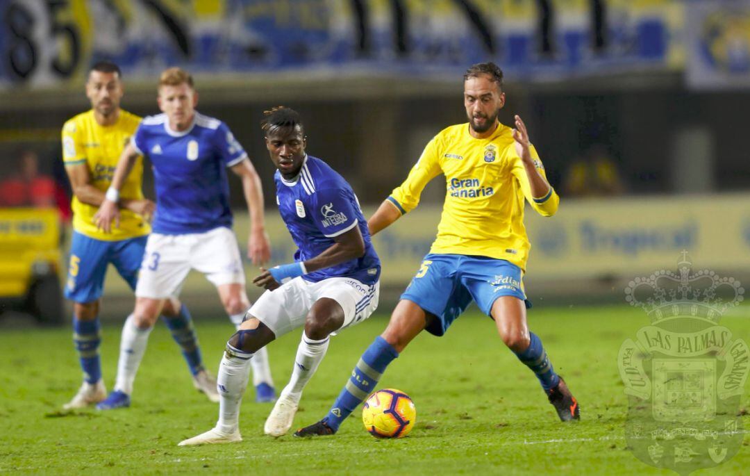 Ibrahima presiona un balón sobre David García.