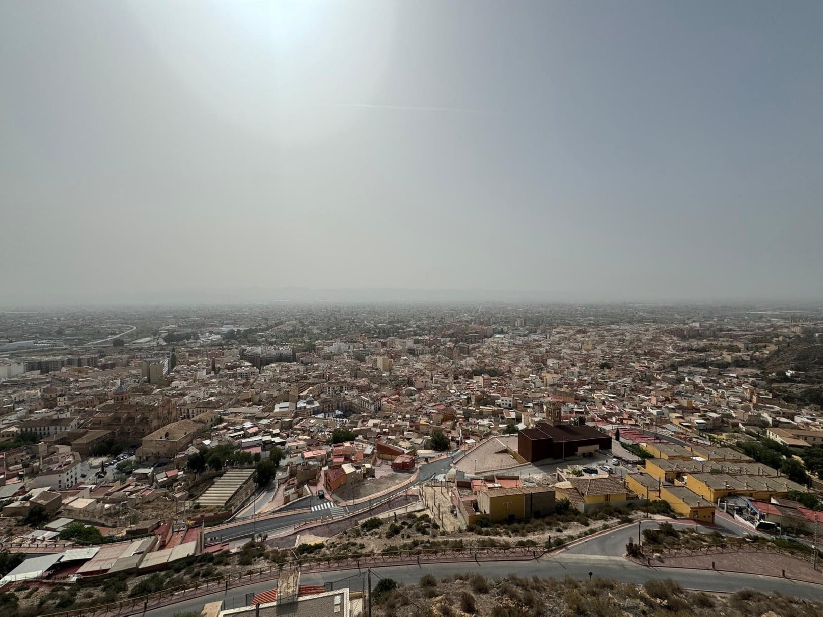 Segundo día intrusión de aire sahariano que incrementa los niveles de las partículas PM10 en Lorca.